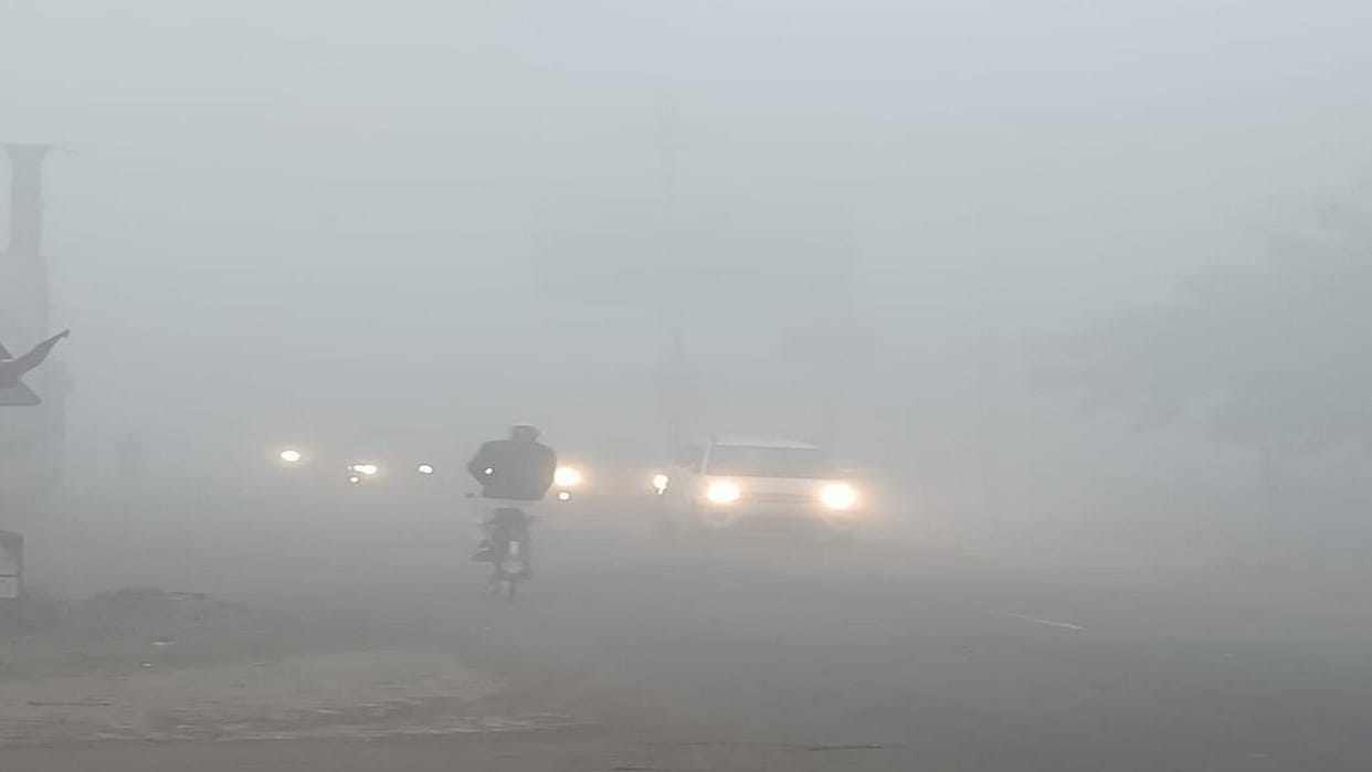 dense fog in bareilly visibility zero in Kheri people shivering due to the cold