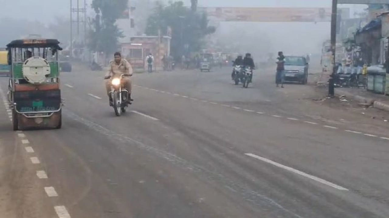 dense fog in bareilly visibility zero in Kheri people shivering due to the cold