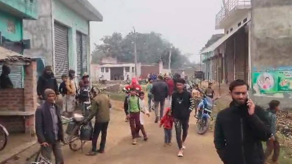 young man killed woman by chopping her with an axe In Shravasti then committed suicide by hanging himself