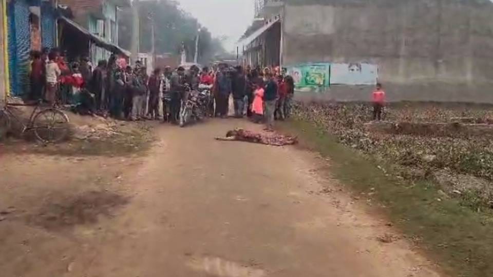 young man killed woman by chopping her with an axe In Shravasti then committed suicide by hanging himself