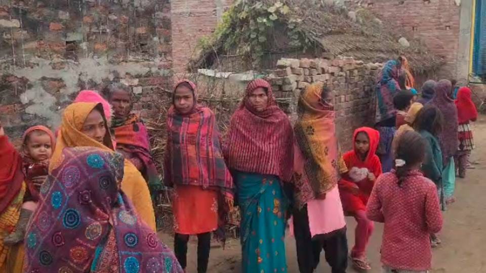 young man killed woman by chopping her with an axe In Shravasti then committed suicide by hanging himself
