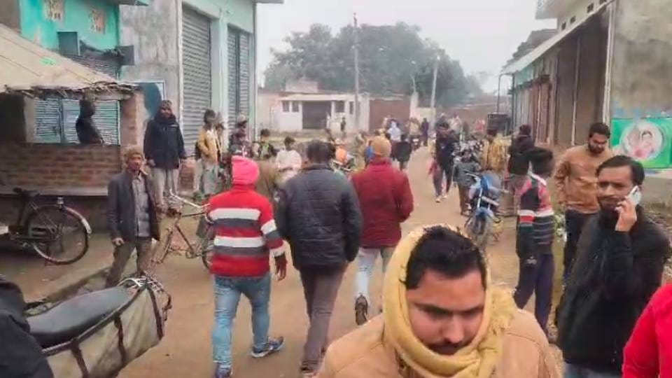 young man killed woman by chopping her with an axe In Shravasti then committed suicide by hanging himself