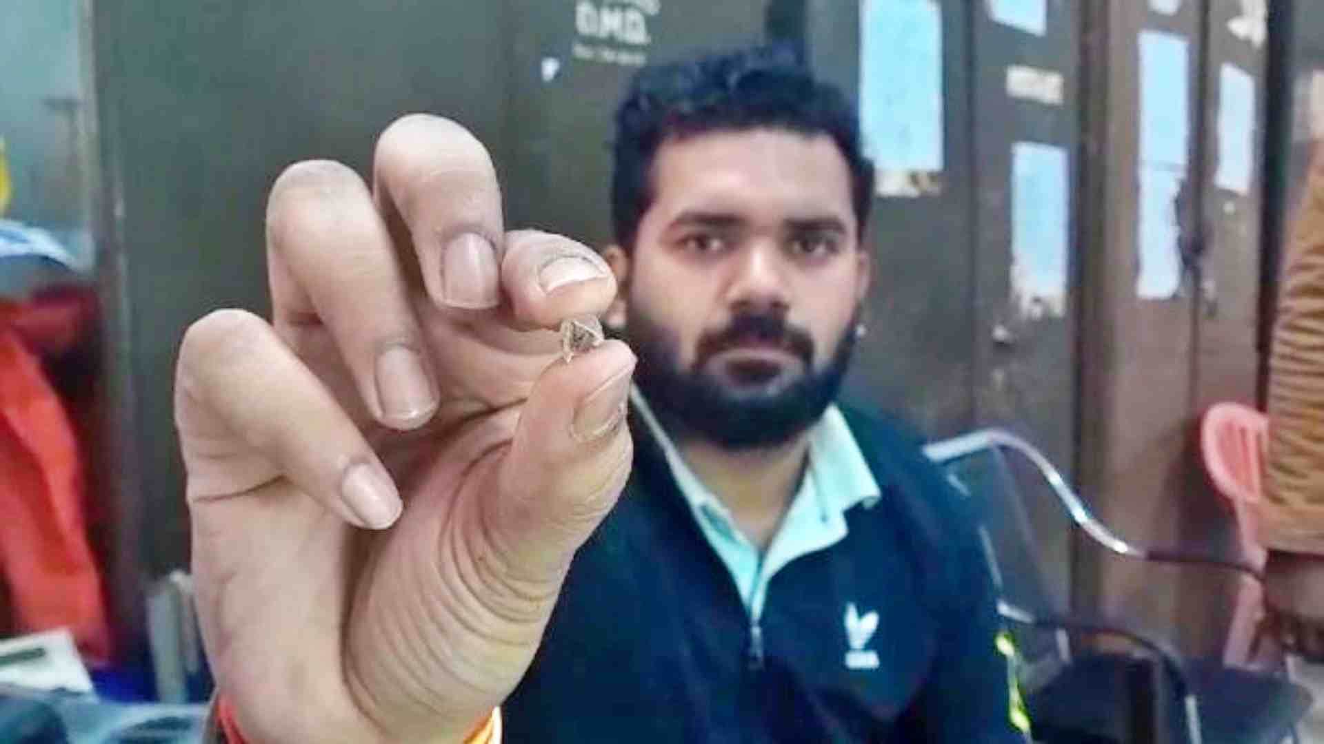 हीरा दिखाता युवक।