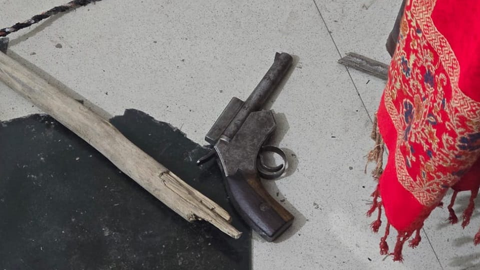 Robbery at two petrol pumps in Aligarh
