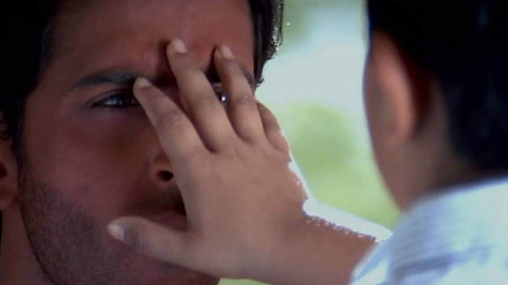 Hrithik Roshan invites his near and dear ones for a party to celebrate his 25 years in Hindi Cinema