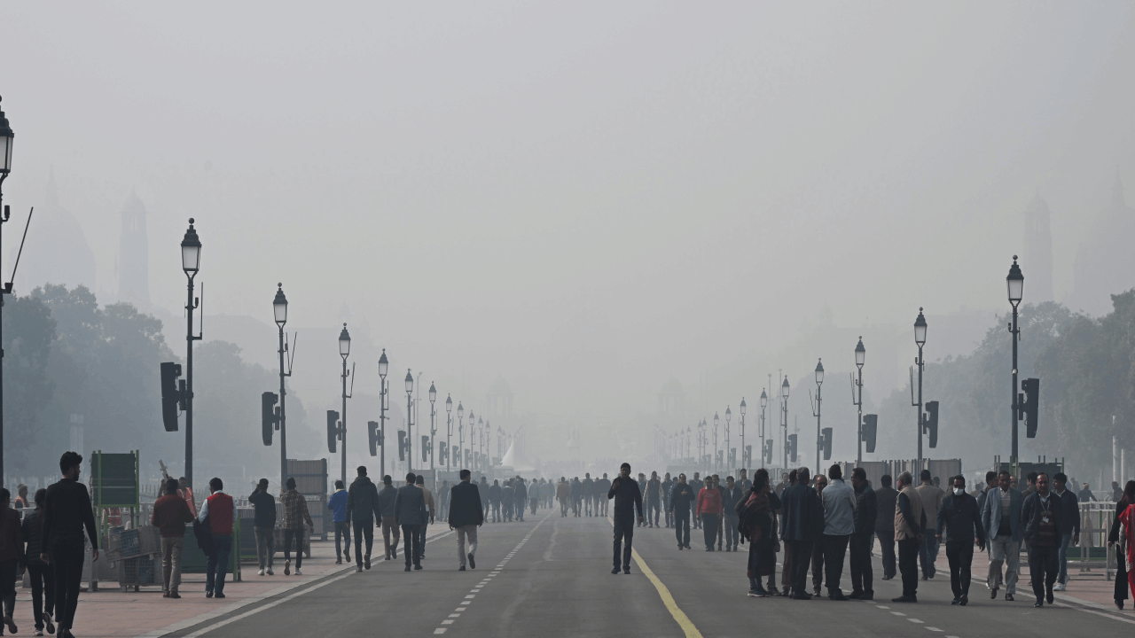 delhi ncr weather today Due to heavy fog in many trains and flights cancelled and issued advisory