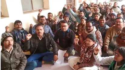 Outrage in every district Lekhpals opened front in Purvanchal