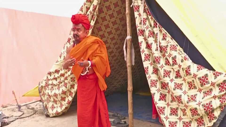 Mahakumbh 2025 gangapuri maharaj  chhotu baba no bath for 32 years Mahakumbh Mela News