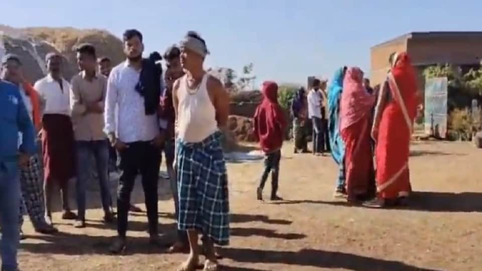 मौके पर लोगों की भीड़