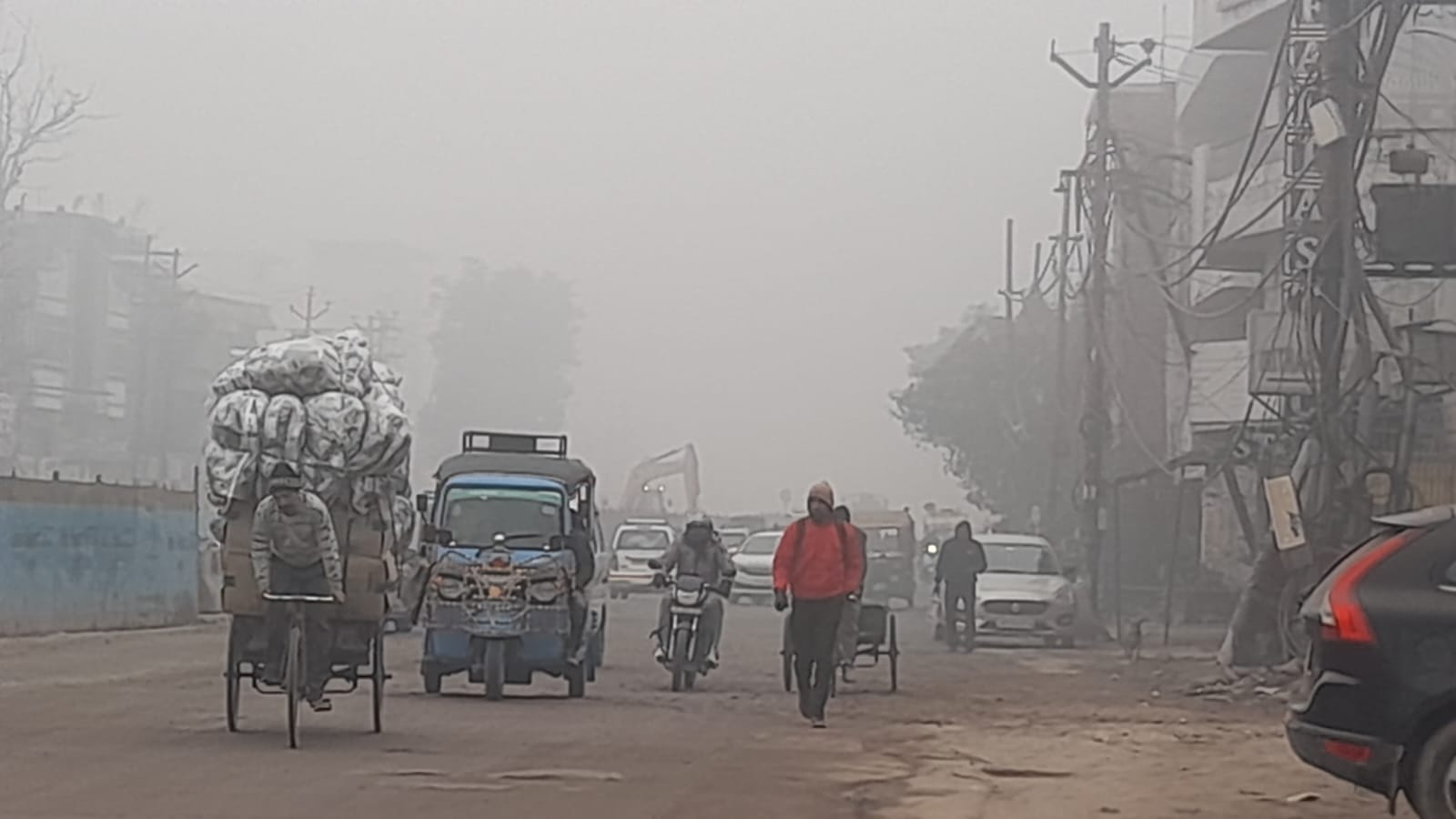 Yellow alert for dense fog on Sunday in delhi Chances of rain on Monday