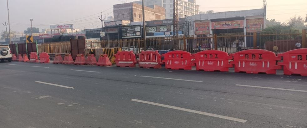 Agra Metro changed its plan now barricading every 100 meters one lane of Delhi Highway will be closed