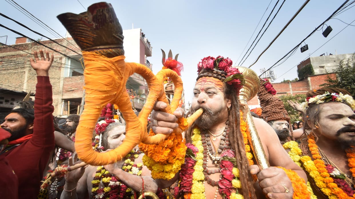 Mahakumbh: Saints of Niranjani entered the camp riding on elephants, horses and royal chariots.