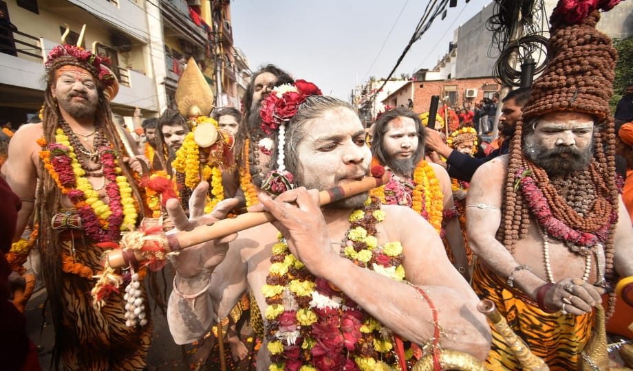 Mahakumbh: Saints of Niranjani entered the camp riding on elephants, horses and royal chariots.
