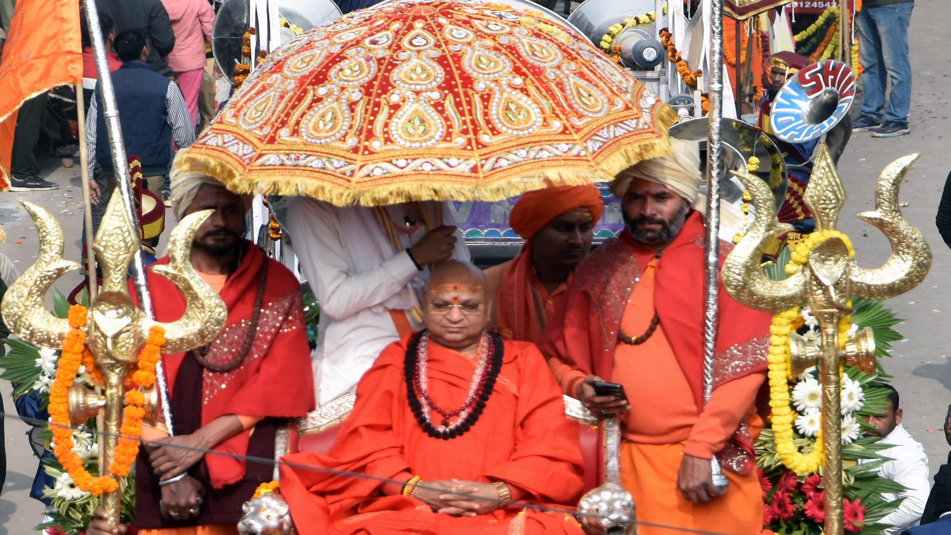 Mahakumbh: Saints of Niranjani entered the camp riding on elephants, horses and royal chariots.