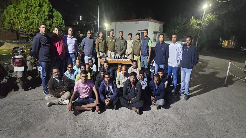 Gambling was set up in field Rs 5.65 lakh bike and car seized 18 gamblers arrested in Janjgir Champa