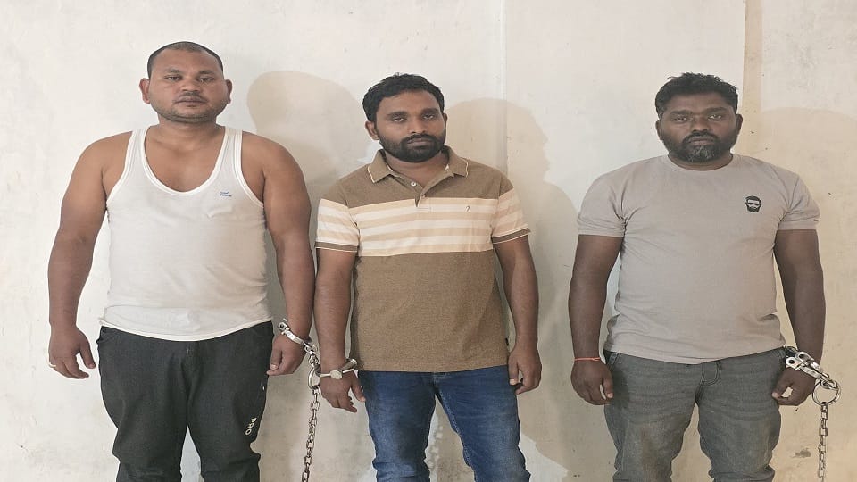 पुलिस की गिरफ्त में तीन आरोपी
