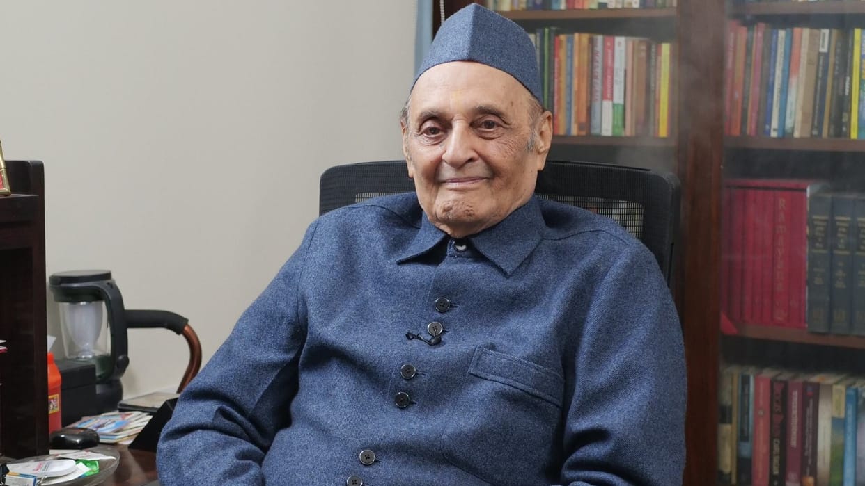 congress leader Karan Singh says Priyanka Gandhi Vadra is a bright girl rahul gandhi