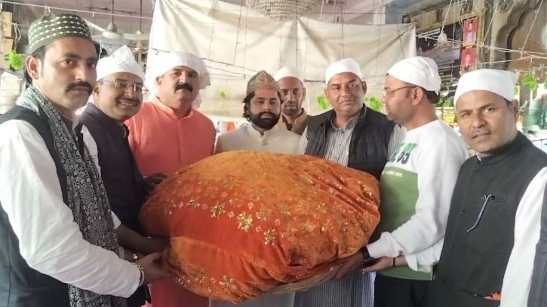 पूर्व मुख्यमंत्री वसुंधरा राजे की ओर से दरगाह में चादर पेश की