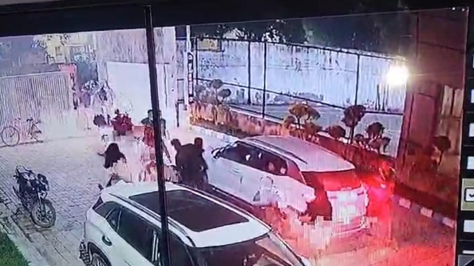 E-rickshaw driver attacked his bike riding friends chased them and beat them
