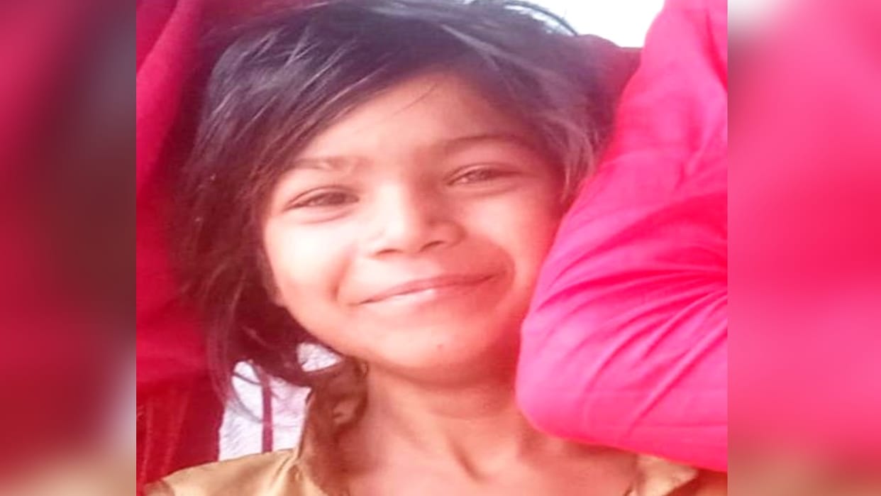 girl student died after her head was pulled out of the e-rickshaw and she was hit by tractor