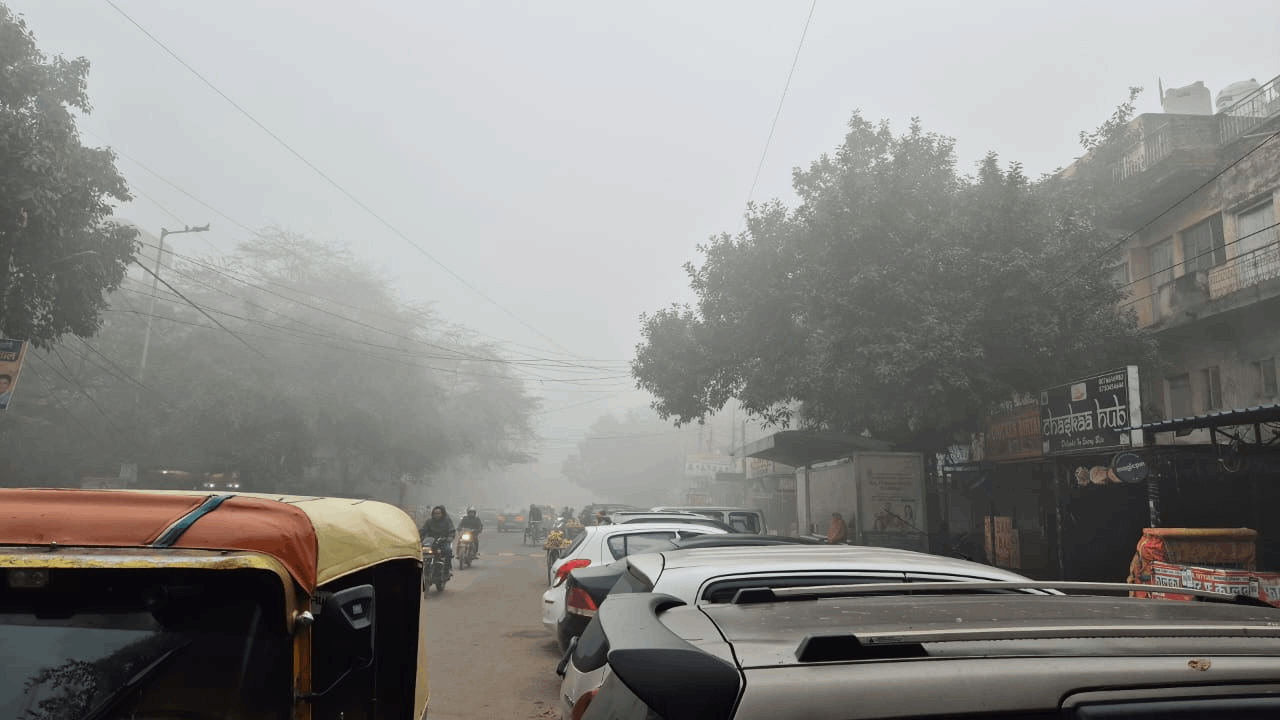 Yellow alert for dense fog on Sunday in delhi Chances of rain on Monday