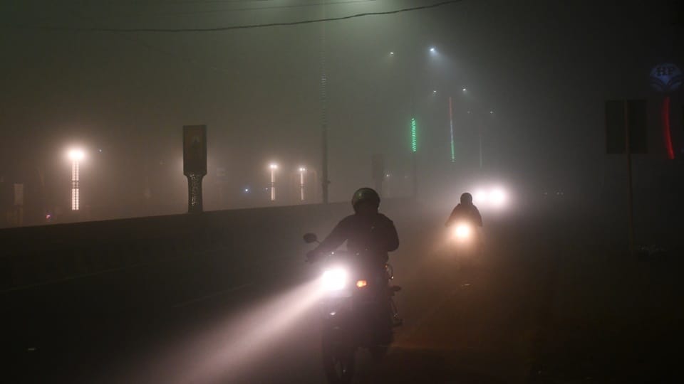 Moradabad: Cold wave continues throughout the day, drivers face problems due to low visibility, see photos