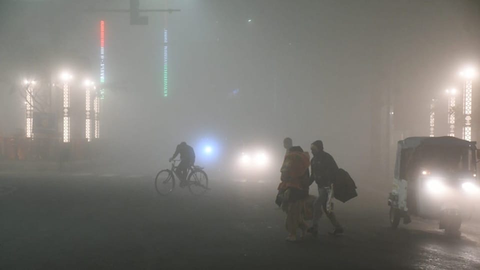Moradabad: Cold wave continues throughout the day, drivers face problems due to low visibility, see photos