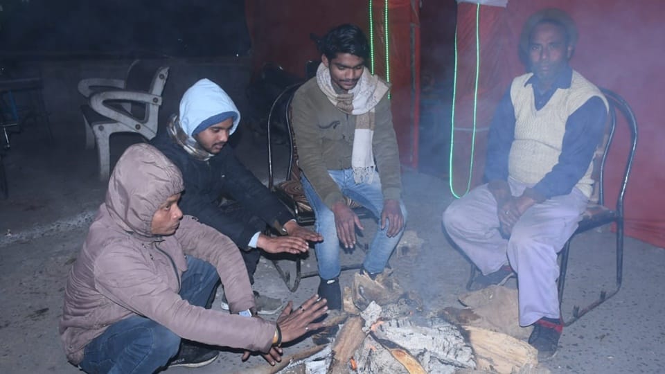 Moradabad: Cold wave continues throughout the day, drivers face problems due to low visibility, see photos