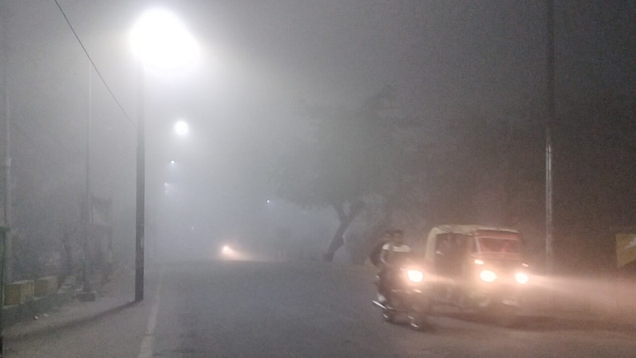 dense fog in bareilly visibility zero in Kheri people shivering due to the cold