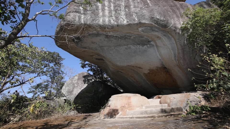 अतिप्राचीन एलियननुमा आकृतियां