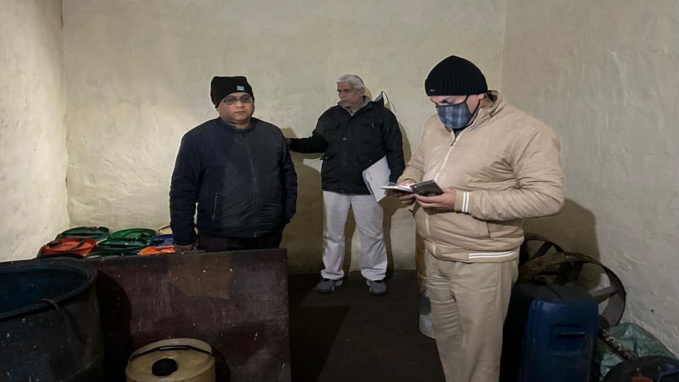 West UP News: Adulterated oil business was going on near Indian Oil Depot, 500 liters recovered, one arrested