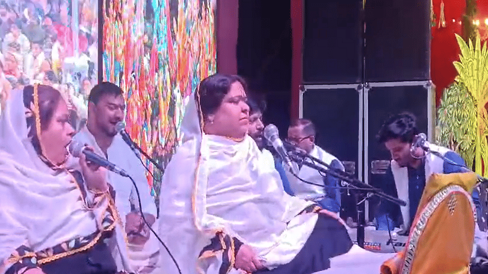 Devotees danced to Poonam Didi bhajans