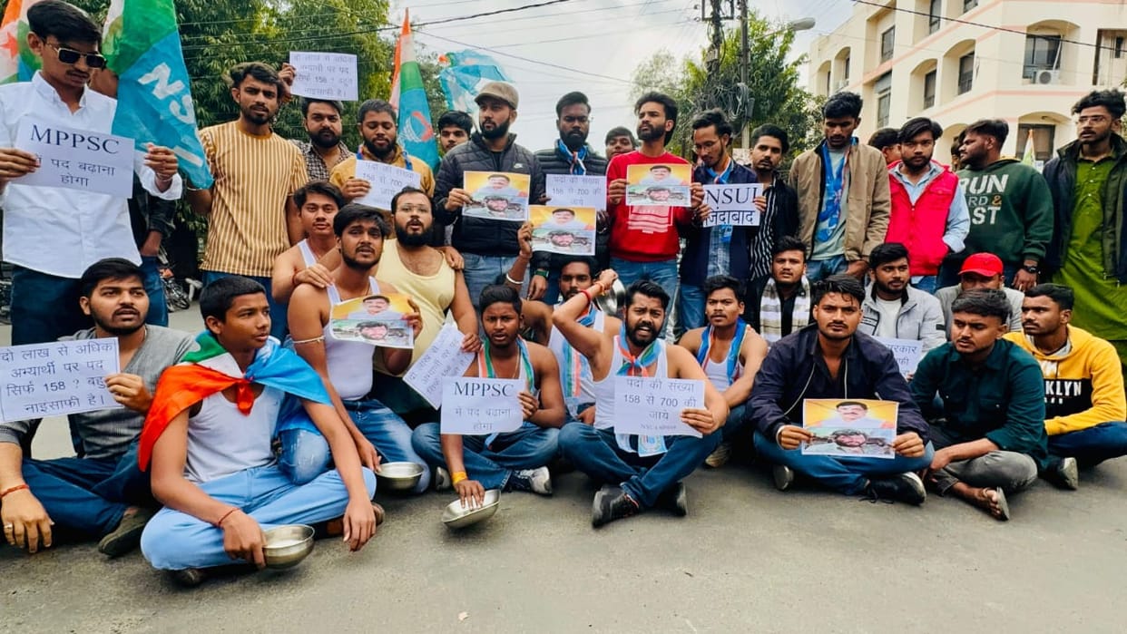 Bhopal: NSUI's half naked protest in Bhopal over increasing the posts in MPPSC, said- Government broke its pro