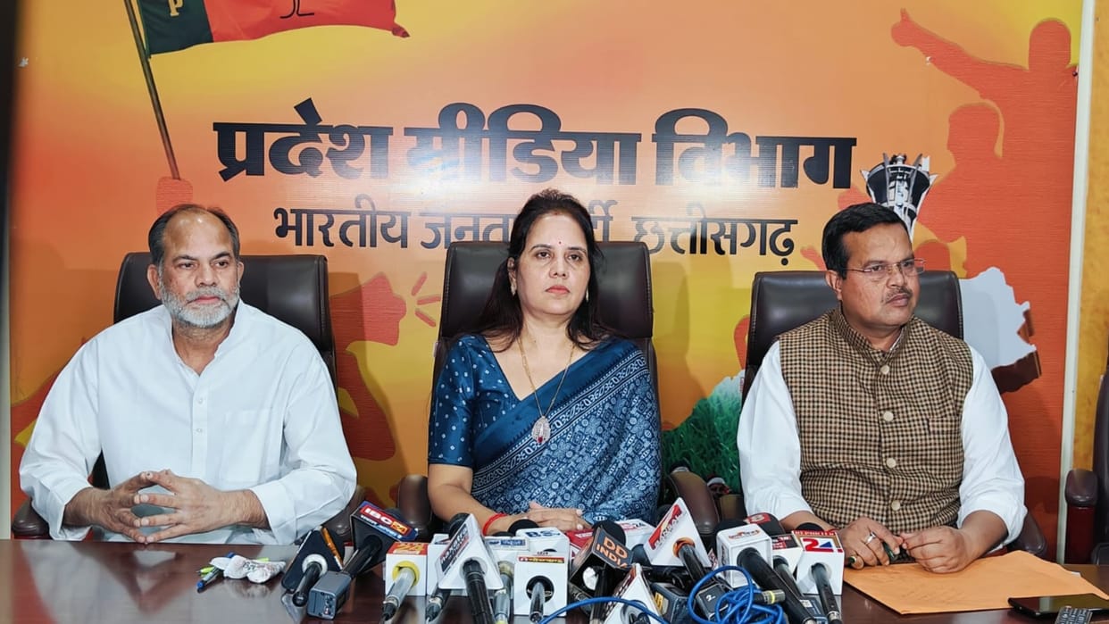 CG BJP leader Meenal Chaubey blame on Raipur Mayor Ejaz Dhebar