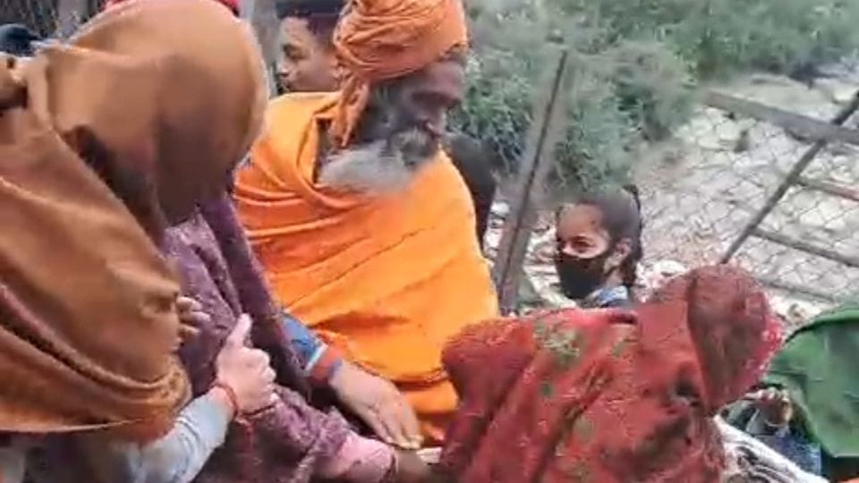 Seven women arrested for snatching from devotees in Ganga Nagri in Hapur