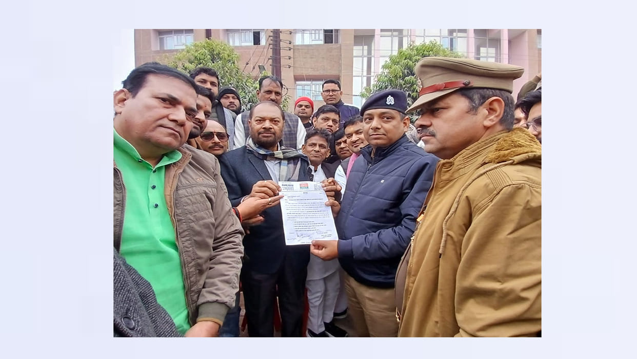 SP workers stage dharna to get the road being built under CM Grid Yojana constructed