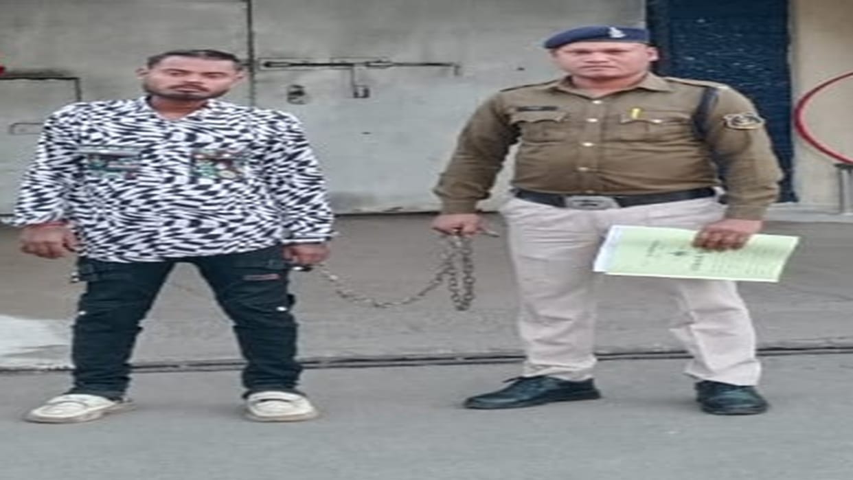 a miscreant was intimidating people by showing a sharp knife, police took out his arrogance In Raipur