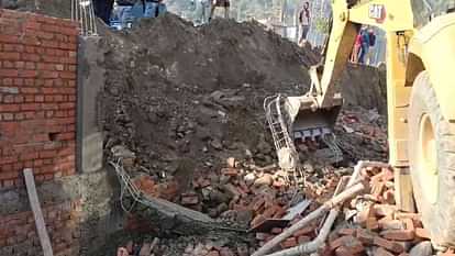 Haldwani: काठगोदाम डिपो पर निर्माण कार्य के दौरान हादसा, गिरी निर्माणाधीन दीवार, मलबे में दबी महिला मजदूर Haldwani Under-construction wall of Kathgodam depot collapsed woman worker buried under rubble