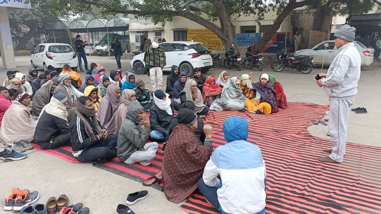 Bhiwani: पोस्टमार्टम के बाद दूसरे दिन भी बच्चे का शव लेने से इंकार, अस्पताल की चौकी के आगे धरना जारी