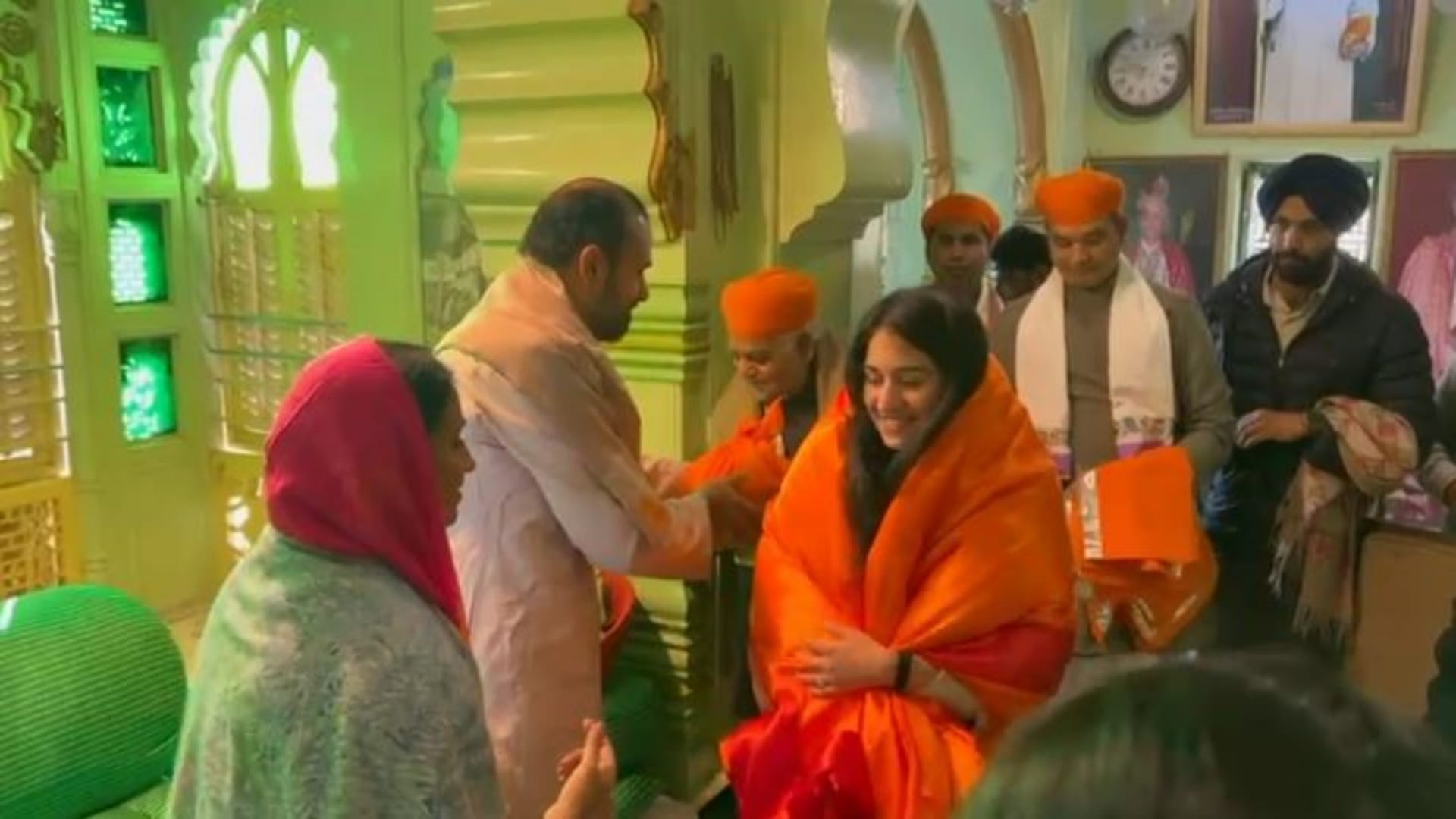 Radhika Ambani Photos was welcomed at Rajsamand Shrinathji Haveli visited for first time after marriage