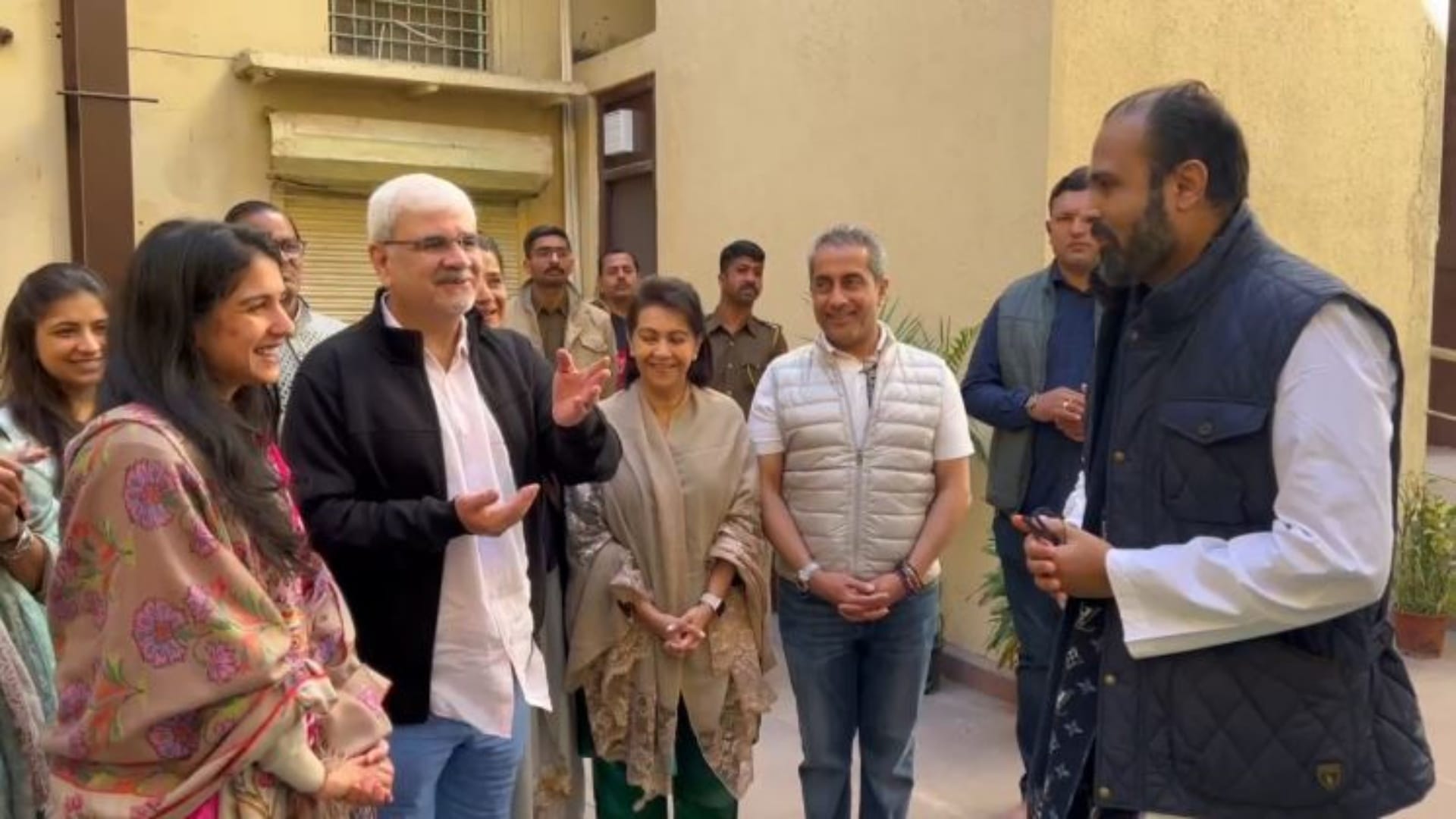 Radhika Ambani Photos was welcomed at Rajsamand Shrinathji Haveli visited for first time after marriage