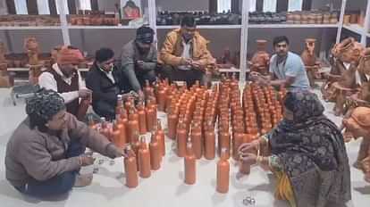 महाकुंभ : टेराकोटा की बोतल में गंगा जल का सेवन करेंगे संत, UP के इस जिले में मिला ऑर्डर; बनाने वालों में खुशी Maha Kumbh Saints Ganga water terracotta bottles order received Azamgarh Makers happy