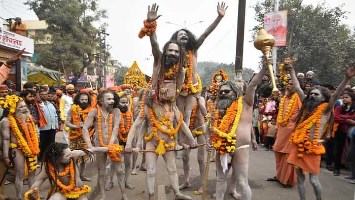 Mahakumbh : आनंद अखाड़े ने किया छावनी प्रवेश, नागाओं की टोली ने अस्त्र-शस्त्र संग संगम पर किया शंखनाद Anand Akhara entered the camp, a group of Nagas blew conch shells at the confluence with weapons