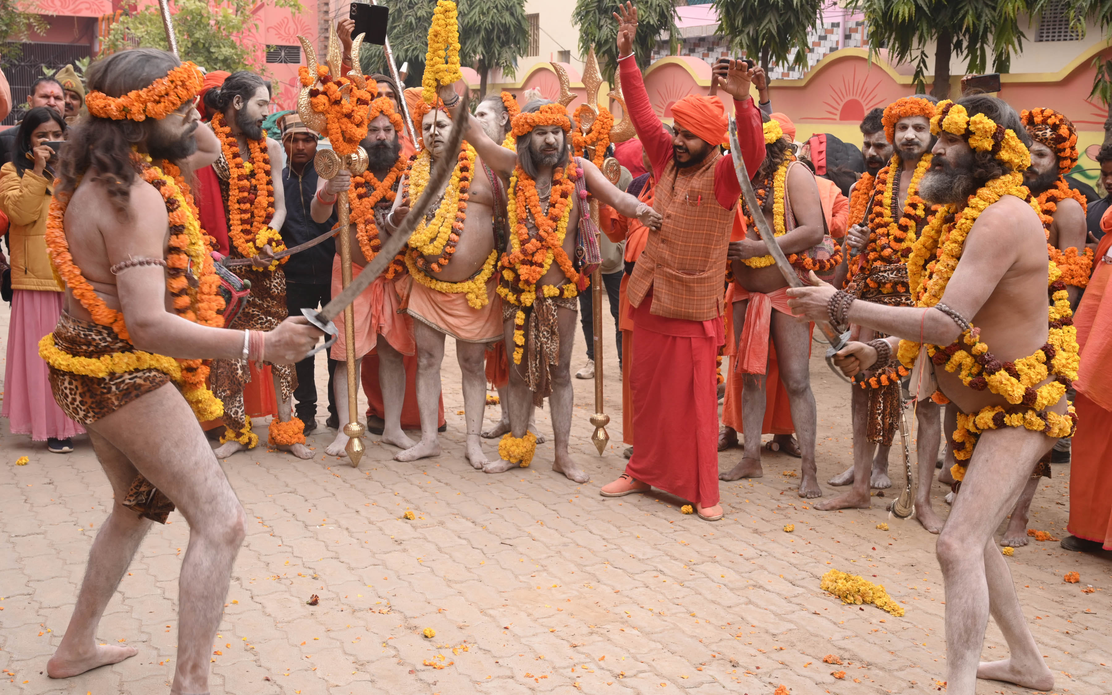 Anand Akhara entered the camp, a group of Nagas blew conch shells at the confluence with weapons