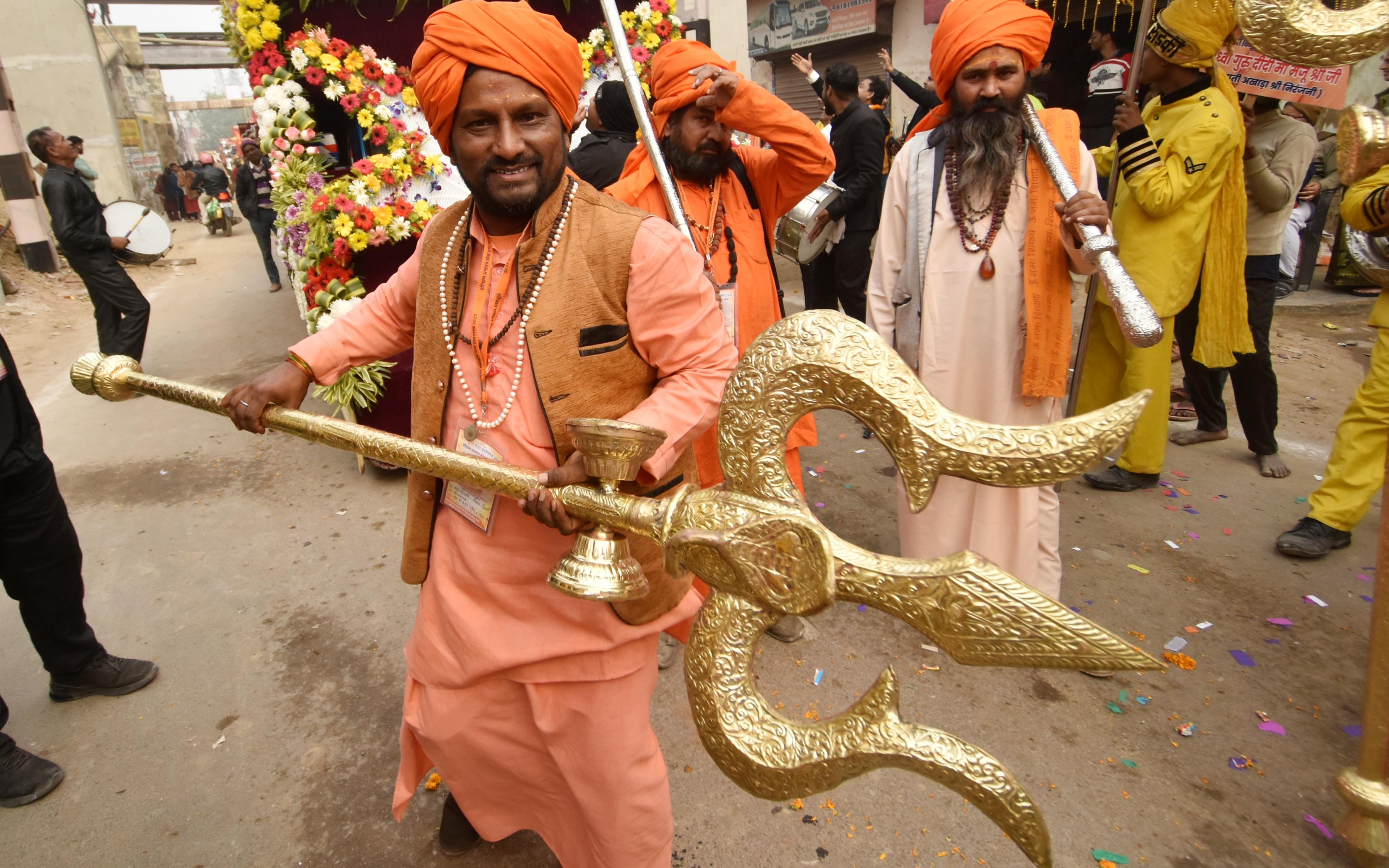 Anand Akhara entered the camp, a group of Nagas blew conch shells at the confluence with weapons