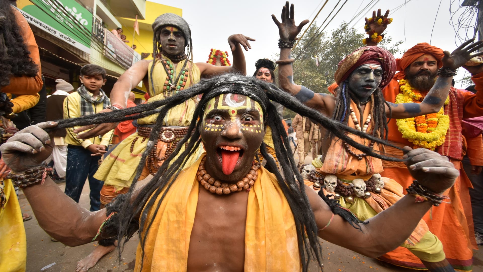 Anand Akhara entered the camp, a group of Nagas blew conch shells at the confluence with weapons