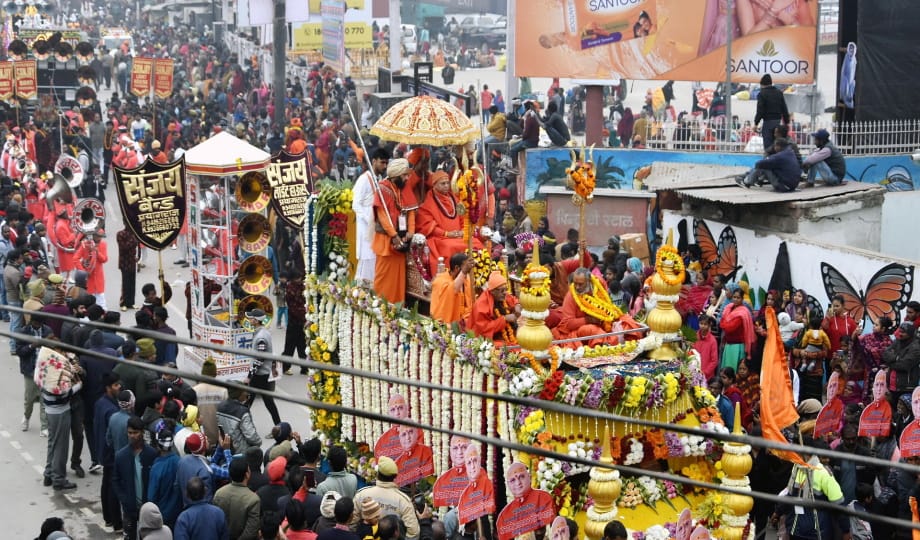 Anand Akhara entered the camp, a group of Nagas blew conch shells at the confluence with weapons