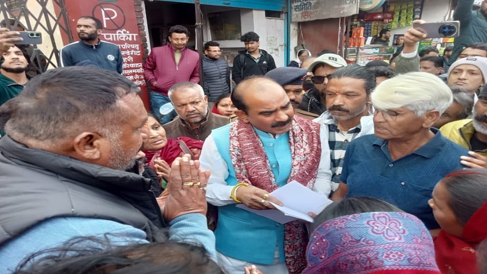 ajay tamta of surrounded in protest against the arrest of Almora youth in Jio Manager kidnapping case