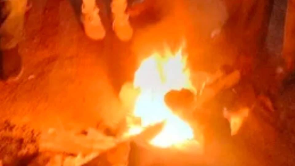 elderly man died after falling into fire while warming himself in Raebareli