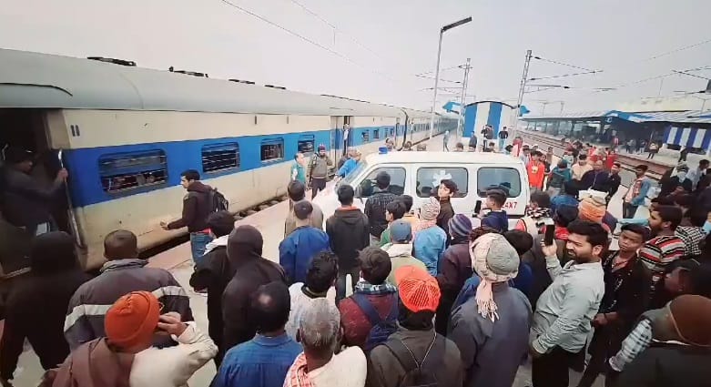 Bihar: Pregnant woman trapped under the train, rescued and brought out safely; Nirmali Railway Station, Supaul